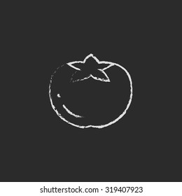 Mano de tomate dibujada con tiza sobre un icono blanco vectorial de pizarra aislado en un fondo negro.