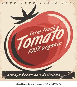 Tomates design de anúncio retro com tomate suculento vermelho na textura de papel velho. Conceito de cartaz vetorial promocional para a fazenda de alimentos orgânicos frescos.