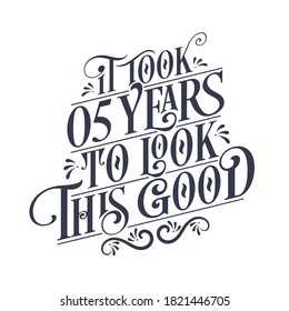 Tomó 5 años lucir así de bien - 5 años de celebración de cumpleaños y 5 años de aniversario con hermoso diseño de letras caligráficas.