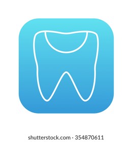Icono de línea de deterioro dental para web, móvil e infografía. Icono de blanco vector en el cuadrado de gradiente azul con esquinas redondeadas aisladas en fondo blanco.