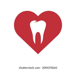 diseño de vectores de dientes y corazón. logotipo de clínica dental. Icono de diente sano.  fondo blanco Aislado, diseño plano. Ilustración del vector