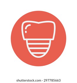 Icono de línea delgada de implante dental para diseño plano minimalista web y móvil. Icono blanco vector dentro del círculo rojo