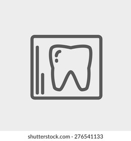Diente protegido por un icono de vidrio línea delgada para web y móvil, moderno diseño minimalista plano. Icono vector de gris oscuro sobre fondo gris claro.