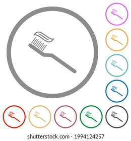 Pincel de dientes con íconos de color plano de pasta dental en contornos redondos sobre fondo blanco