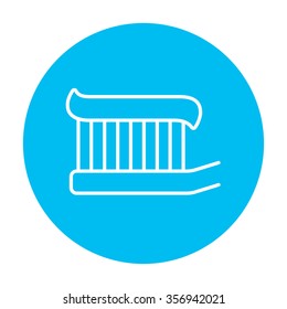 Pincel dental con icono de línea de pasta dental para web, móvil e infografía. Icono de blanco vector en el círculo azul claro aislado en fondo blanco.