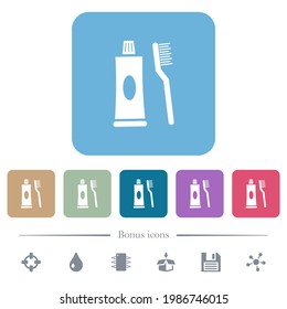 Pincel de dientes y tubo de dentífrico iconos planos blancos sobre fondo cuadrado redondeado de color. 6 iconos de bonificación incluidos