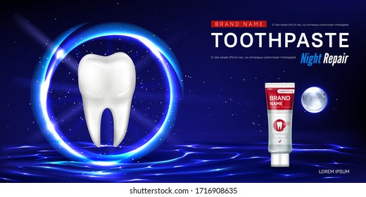 Tubo de pasta dental y diente en la esfera brillante en la superficie del agua sobre el fondo del cielo nocturno. Cartel de la marca vectorial realista con producto para atención dental, reparación nocturna. Banner promocional, fondo publicitario