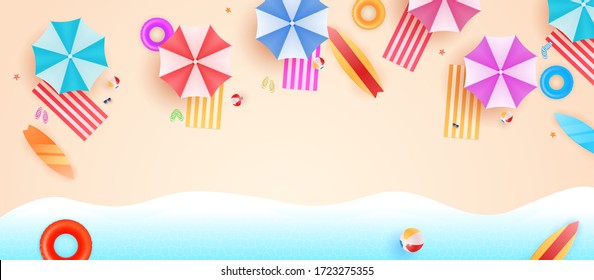Vista de fondo de la playa con sombrillas, pelotas, anillo para nadar, gafas de sol, tabla de surf, sandalias, pez estrella y mar. vista aérea del vector de playa de verano.