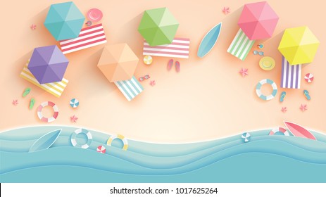 pohled shora na pláž pozadí s deštníky, koule, plavat prsten, sluneční brýle, surf,
klobouk, sandály, džus, hvězdice a moře. letecký pohled na letní pláž v papírovém stylu řemesla.