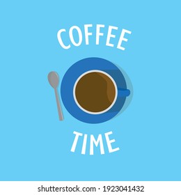 Draufsicht auf Kaffeetasse und Löffel auf hellblauem Hintergrund. Mit dem Wort "Kaffeezeit" um sich herum.