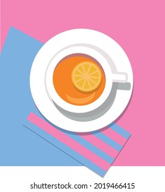 Draufsicht auf eine Tasse süßen Tees mit Zitrone