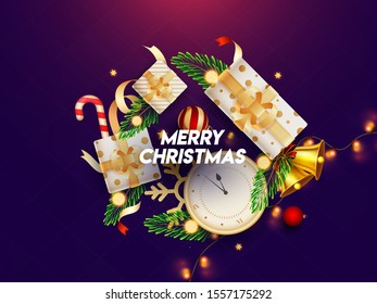 Vista superior de elementos del festival como reloj, cajas de regalo, campana de jingle, baubles, hojas de pino, caña de caramelos e iluminación de guirnaldas decoradas con fondo morado para Feliz Navidad.