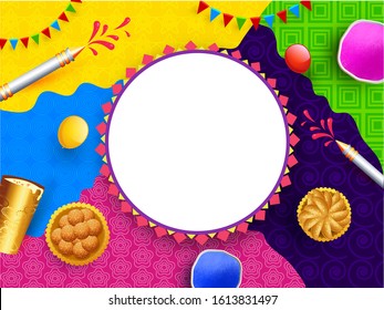 Top-Ansicht der indischen Süßigkeiten mit Trinkglas (Thandai), Farbleuchte, Balloons, Farbschalen und leerem Circular Frame auf buntem abstraktem Muster-Hintergrund.