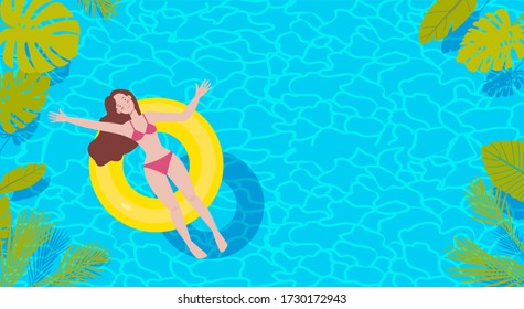 Vista superior de la morena de pelo largo en bikini en amarillo 
anillo de goma en la gran piscina. Concepto de verano con lugar para el texto.