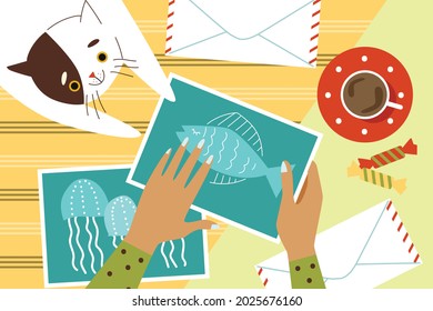 Vista superior en escritorio con gato lindo y manos humanas empacando postal en sobres. Cartel de envío de correo o de creación de recortes, ilustración vectorial plana.