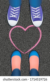 Vista superior de dos pares de zapatos de piernas. Corazón rosado retratado en el asfalto. Ilustración vectorial realista
