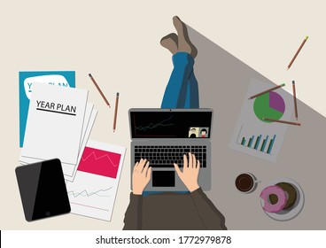 Vista superior del joven trabajando con su laptop desde su sala de estar. Quédate en casa, trabaja desde el concepto de casa
