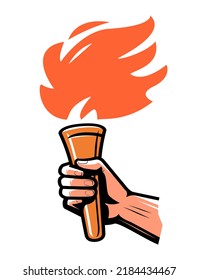 Antorcha con fuego abrasador en el emblema de la mano aislada. Insignia de la antorcha llamativa. Símbolo de logro y victoria en el deporte