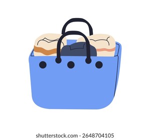 Saco de tote com toalhas de praia, tecido enrolado dentro. Bens essenciais de férias de verão embalados, roupas dobradas, tecido, pertences, armazenamento de viagens. Ilustração de vetor plano isolada no plano de fundo branco