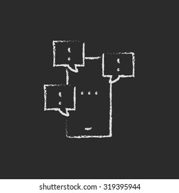Toca un teléfono de pantalla con mensajes dibujados a mano en tiza sobre un icono blanco vectorial de pizarra aislado en un fondo negro.