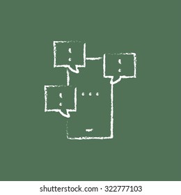 Toca un teléfono de pantalla con mensajes dibujados a mano en tiza sobre un icono blanco vectorial de pizarra aislado en un fondo verde.