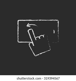 Pantalla táctil de la mano del smartphone dibujada con tiza en un icono blanco vector de pizarra aislado en un fondo negro.