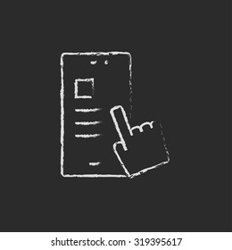 Pantalla táctil de la mano del smartphone dibujada con tiza en un icono blanco vector de pizarra aislado en un fondo negro.