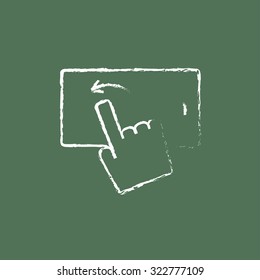 Pantalla táctil de la mano del smartphone dibujada con tiza en un icono blanco vector de pizarra aislado en un fondo verde.