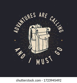 Le sac à dos touristique, le dessin de l'étiquette de marque vintage dessiné à la main avec des aventures de texture grunge et de légende sont en train d'appeler et je dois y aller. Isolé sur fond noir. Illustration vectorielle.