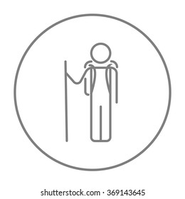 Icono de línea de mochilero turístico.