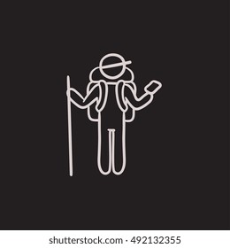 Mochilero turístico con icono de esbozo del vector del teléfono aislado en el fondo. Mochilero de Tourist dibujado a mano con icono de teléfono. Mochilero turístico con icono de boceto telefónico para infografía, sitio web o aplicación.