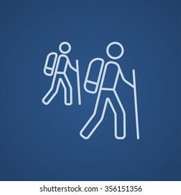 Icono de línea de mochileros turísticos para web, móviles e infografías. Icono azul claro del vector aislado en fondo azul.