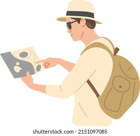 Un turista con un mapa en sus manos.