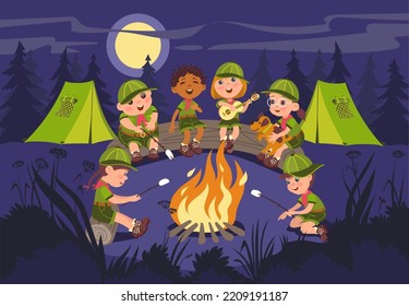 Tourist Nachtfeuer. Kinder braten Marshmallow Feuer. Junge Pfadfinder der Natur. Waldsammlungen sitzen um das Feuer herum. Kinder Urlaub. Jugendliche singen zur Gitarre. Herrlich