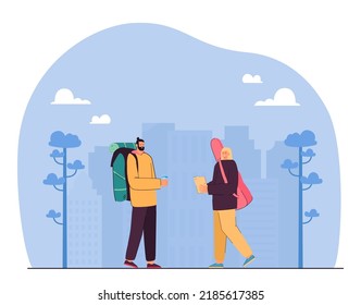 Turistas caminando por la ciudad ilustrando el vector plano. Hombre y mujer con mochilas explorando la ciudad, buscando ruta en el mapa. Viaje, concepto de viaje para banner, diseño de sitio web o página web de aterrizaje