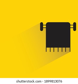 toalla con sombra de caída sobre fondo amarillo