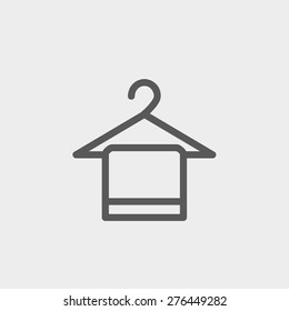 Toalla sobre una línea delgada del icono de colgante para web y móvil, moderno diseño minimalista plano. Icono vector de gris oscuro sobre fondo gris claro.