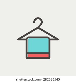 Toalla sobre la línea delgada del icono del colgador para web y móvil, moderno diseño minimalista plano. Icono del vector con contorno gris oscuro y color de desplazamiento en fondo gris claro.