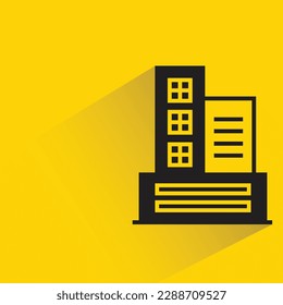 torre de construcción con sombra sobre fondo amarillo