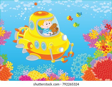 Un baño de juguete en alta mar piloteado por un niñito con su cachorro explorando un colorido arrecife de coral con peces divertidos en un mar tropical. Ilustración vectorial al estilo de las caricaturas.