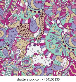 Tracery seamless calming pattern. Mehendi design. Ethnic colorful doodle texture. Indifferent discreet. Curved doodling mehndi motif. Vector.