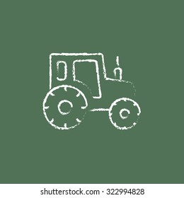 Icono de esbozo del tractor dibujado con tiza en un icono blanco vectorial de pizarra aislado en un fondo verde.