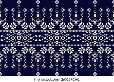 Um padrão tradicional de tecido tailandês ou Isan Khit em um fundo azul-marinho profundo. Os padrões geométricos brancos são dispostos em faixas horizontais, apresentando motivos florais simples, mas intrincados e de gancho.