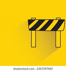 barrera de tráfico con sombra sobre fondo amarillo