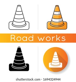 Icono de cono de tráfico. Las carreteras funcionan con precaución. Señal peatonal para construcciones advertencia. Bloque de reconstrucción. Límite de la zona cerrada. Estilos de color lineal negro y RGB. Ilustraciones vectoriales aisladas