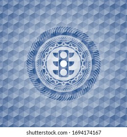 icono de semáforo dentro del emblema azul o placa con fondo de patrón geométrico.