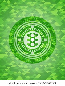 icono de semáforo dentro del emblema verde con fondo de mosaico triangular. 
