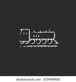 Mano de tren dibujada en tiza sobre un icono blanco vectorial de pizarra aislado en un fondo negro.