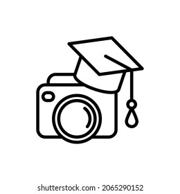 Icono de la línea delgada del vídeo de entrenamiento: cámara en la tapa de graduación. Ilustración vectorial moderna para el logotipo del vídeo tutorial.