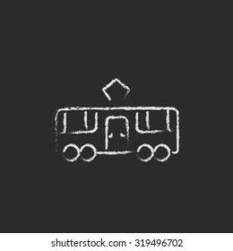 Mano de tranvía dibujada con tiza sobre un icono blanco vectorial de pizarra aislado en un fondo negro.